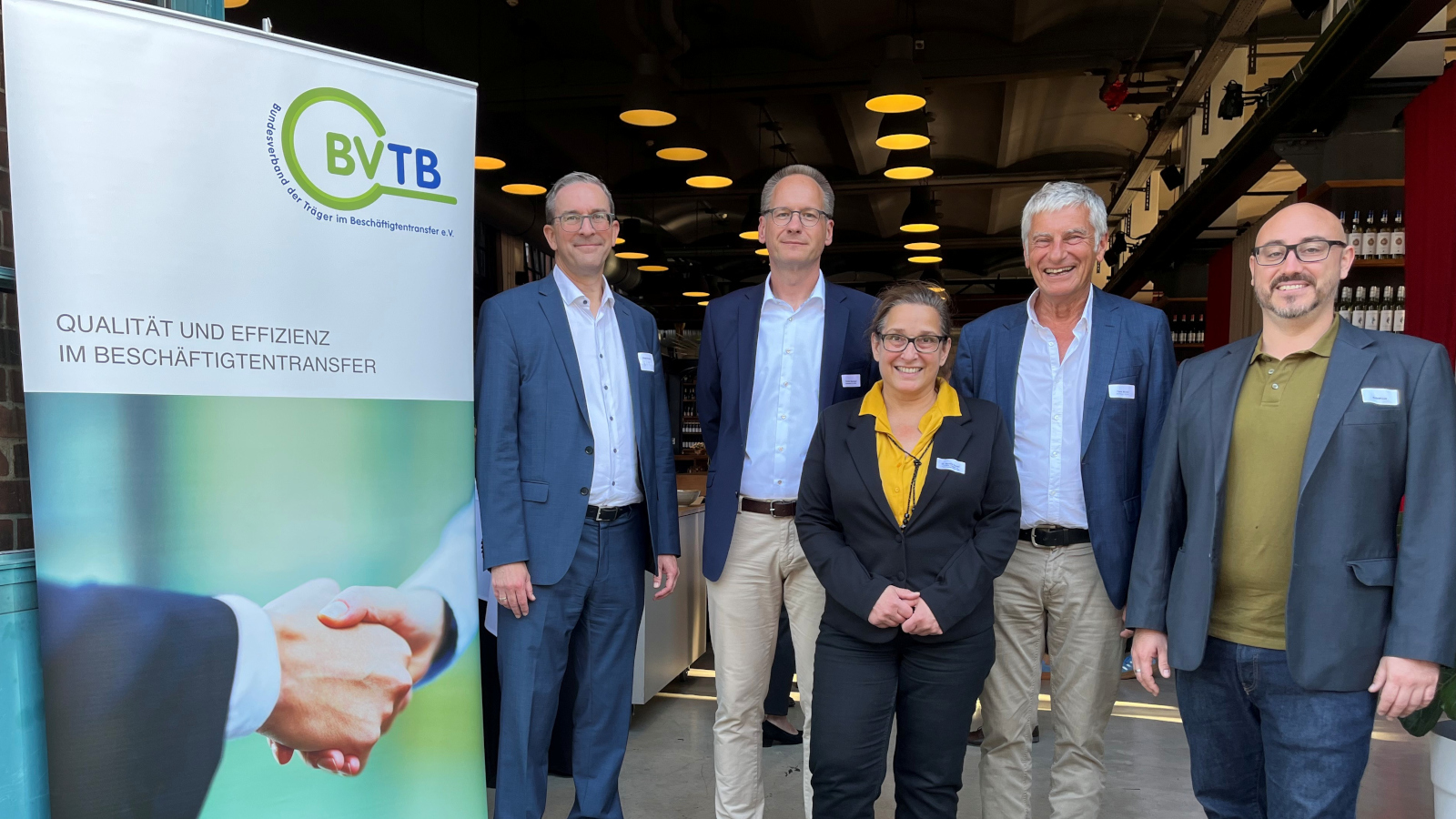 Bundesverband der Träger im Beschäftigtentransfer e.V.: Das Foto zeigt von links: Florian Swyter, Christian Sprenger, Dr. Sandra Saeed, Frank Müller und Robert Lux