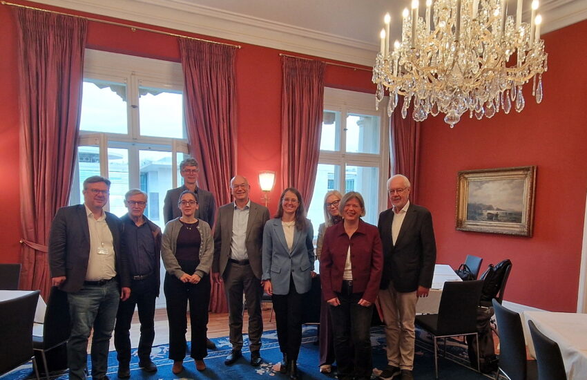 BVTB beim Parlamentarischen Frühstück zum SGB III: Dr. Martin Rosemann (Mypegasus GmbH) Dr. Heinz Hinrich Schmidt (Stiftung Bildung und Beschäftigung) Susan Javad (Friedrich-Ebert-Stiftung) Prof. Dr. Gernot Mühge (FH Darmstadt) Eric Thode (Bertelsmann Stiftung) Luisa Kunze (Bertelsmann Stiftung) Martina Musati (Regionaldirektion Baden Württemberg der Bundesagentur für Arbeit) Margrit Herrmann (Personaltransfer West GmbH) Prof. Dr. Bernd Reissert (HWR Berlin und Vorstandsmitglied der Stiftung Bildung und Beschäftigung)